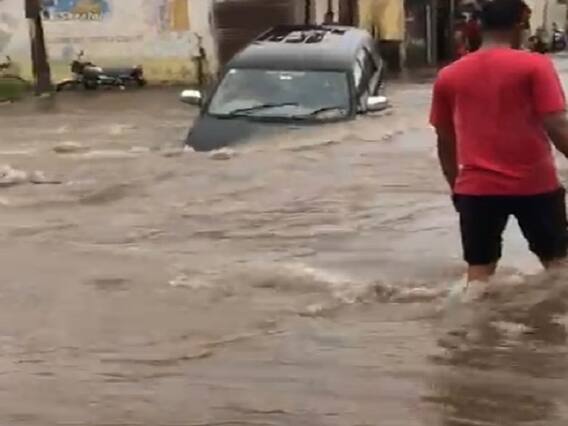 રાજકોટમાં ધોધમાર વરસાદથી જળબંબાકાર, પાણીના ધસમસતા પ્રવાહમાં ફસાઇ કાર