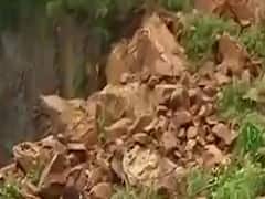 ભારે વરસાદના કારણે મુંબઇના કાંદીવલીમાં વેસ્ટર્ન એક્સપ્રેસ હાઇવે પર ભૂસ્ખલન, જુઓ વીડિયો