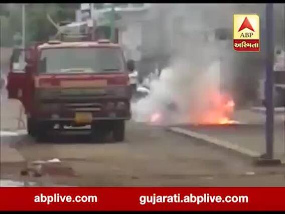 ગાંધીનગર: કલોલના જીન કોમ્પલેક્સ પાસે કારમાં લાગી આગ, જુઓ વીડિયો