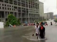 રસ્તા પર પાણી ભરાઇ જવાના કારણે સુરતના ગોડાદરા રોડ પર ફસાયેલા 27 લોકોને રેસ્ક્યૂ કરાયા