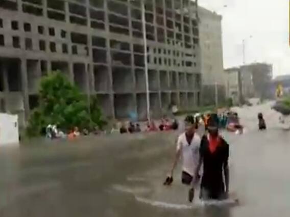 રસ્તા પર પાણી ભરાઇ જવાના કારણે સુરતના ગોડાદરા રોડ પર ફસાયેલા 27 લોકોને રેસ્ક્યૂ કરાયા