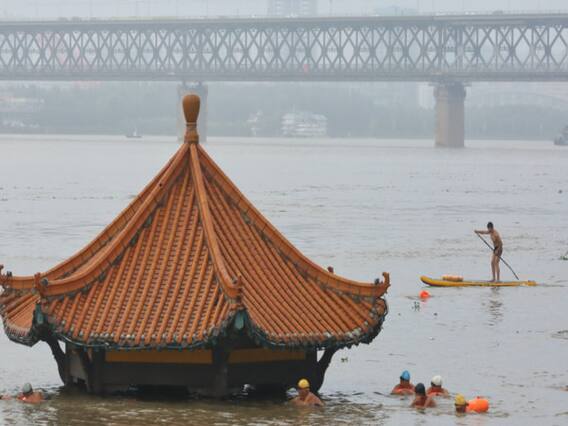 China Floods: भयंकर बाढ़ की चपेट में चीन के 27 राज्य, घर-गाड़ियां-सड़क-पुल सब तबाह