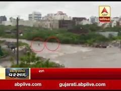 રાજકોટઃ મોટા મવામાં પૂરના પાણીમાં બે લોકો તણાયા, જુઓ વીડિયો 