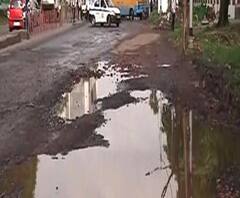 বর্ষায় বেহাল কলকাতার একাধিক গুরুত্বপূর্ণ রাস্তা, যে কোনও মুহূর্তে দুর্ঘটনার আশঙ্কা, তুঙ্গে শাসক-বিরোধী তরজা