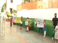 Noida: Children give social message while celebrating Independence Day