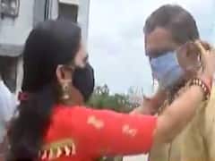 સુરતના અડાજણમાં બહેનોએ ભાઇને માસ્ક રાખડી પહેરાવી કરી રક્ષાબંધનની ઉજવણી