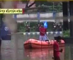 বৃষ্টিতে জলমগ্ন কলকাতার বিভিন্ন এলাকা, ২ জায়গায় নামল নৌকা