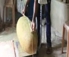 মালদা: ওজন যন্ত্রে কারচুপির অভিযোগে রেশন ডিলারকে ঘিরে বিক্ষোভ স্থানীয়দের 