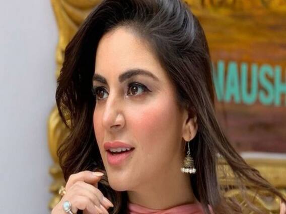 Shraddha Arya aka Preeta turns a year older | Hot News (17.08.2020)