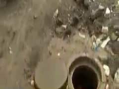 રાજકોટ શહેરના મવડી વિસ્તારમાં આવેલા બાપા સીતારામ ચોકમાં રસ્તાની હાલત બિસ્માર