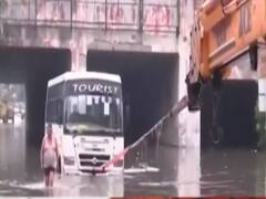 Delhi: People fall into waterlogged road while crossing on bullock cart | Super 40