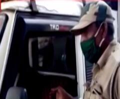 মালদার রথবাড়ি মোড়ে নাকা তল্লাশির সময় বিদ্যুত্‍ দফতরের বোর্ড লাগানো গাড়ি আটক করল পুলিশ