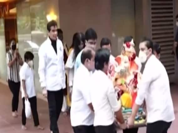 Ekta Kapoor bids adieu to Ganesha in presence of all 'naagins'