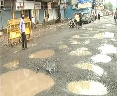 Mumbai Potholes | रस्त्यात खड्डे की खड्ड्यात रस्ते?; मुंबईच्या रस्त्यांची ही अवस्था पाहिली का?