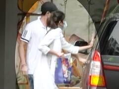 Sushant Case: भाई Shovik के बिना DRDO Guest House से निकलीं Rhea Chakraborty