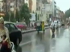 રાજકોટ શહેરમાં ગાજવીજ સાથે વરસાદ, વાતાવરણમાં પ્રસરી ઠંડક