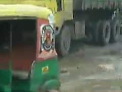 અમદાવાદના નારોલથી નરોડાના હાઈવે પર ઠેર ઠેર પડેલા ખાડાઓથી વાહન ચાલકોને હાલાકી, જુઓ વીડિયો