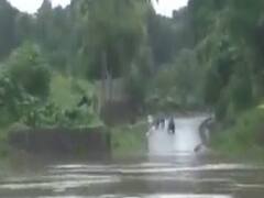 નવસારીમાં ધોધમાર વરસાદ, પૂર્ણા નદી પરનો લો લાઇન બ્રિજ પાણીમાં ગરકાવ 