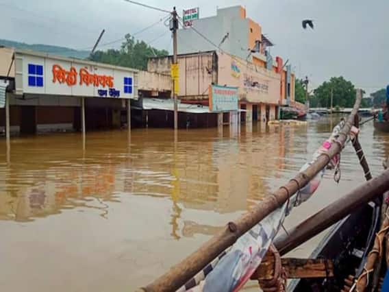 उफनती नदी के बीच लोगों ने लकड़ी के लिए जोखिम में डाली जान