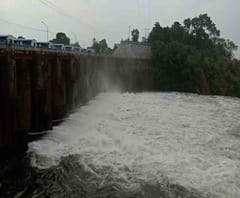 মুকুটমণিপুর ব্যারেজ থেকে ছাড়া হয়েছে কয়েক হাজার কিউসেক জল, জলমগ্ন দুই মেদিনীপুরের বেশ কিছু এলাকা