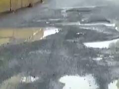 સુરતના સહારા દરવાજાથી ન્યુ બોમ્બેના રસ્તા પર ઠેર ઠેર ખાડા પડતા વાહન ચાલકોને હાલાકી