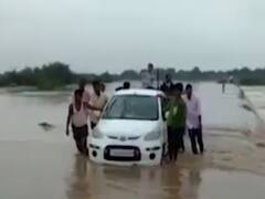 થરા-હારીજ રોડ પર બનાસ નદીમાં પાણી આવતા કાર ફસાઇ, જુઓ વીડિયો