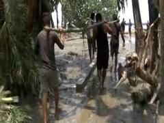 Assam Flood: लखीमपुर में लोग अपना घर तोड़ने को मजबूर, उफान पर सुवनसिरी नदी | Ground Report: 