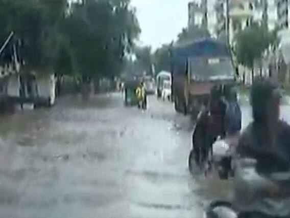 આણંદઃ ધોધમાર વરસાદથી બાકરોલ ગેટ પાસે ઘૂંટણ સમા પાણી ભરાતા વાહન ચાલકોને હાલાકી