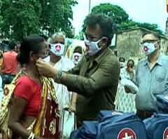 করোনা আবহে দুঃস্থদের পাশে অভিনেতা রুদ্রনীল ঘোষ, বস্তিতে ঘুরে-ঘুরে বিলি করলেন মেডিক্যাল কিট