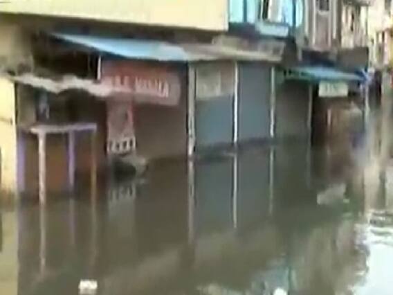 સુરતઃ લીંબાયતના કમરૂનગરમાં હજુ પણ કમર સુધી ભરાયા છે પાણી, જુઓ વીડિયો