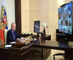 রুশ ভ্যাকসিনের কার্যকারিতা নিয়ে প্রশ্ন আমেরিকার, কাজে আসবে তাড়াহুড়ো করে তৈরি ভ্যাকসিন? প্রশ্ন চিকিৎসক মহলের একাংশের 