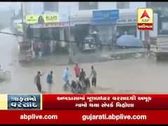કચ્છના નખત્રાણામાં બાઈક ચાલક વહેતા પાણીમાં માંડ માંડ બચ્યો, જુઓ લાઈવ વીડિયો