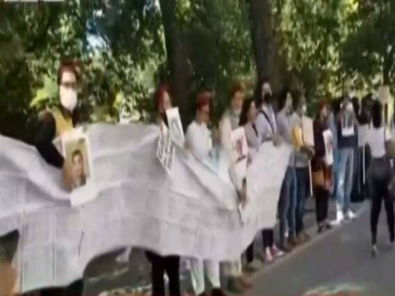 पाकिस्तानी मूल के लोगों का America में पाकिस्तानी वाणिज्य दूतावास के सामने प्रदर्शन