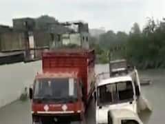 સુરતઃ પર્વત પાટીયા વિસ્તારમાંથી પસાર થતી ખાડી ઉભરાઇ, અનેક વાહનો ડૂબ્યા