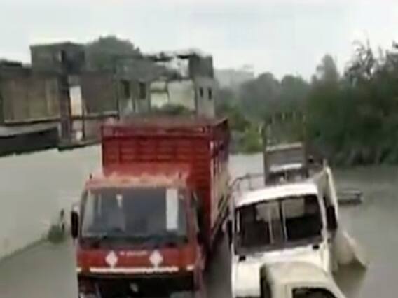 સુરતઃ પર્વત પાટીયા વિસ્તારમાંથી પસાર થતી ખાડી ઉભરાઇ, અનેક વાહનો ડૂબ્યા