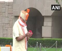 রীতি মেনে স্বাধীনতা দিবসে রাজঘাটে মহাত্মাকে শ্রদ্ধা জানালেন প্রধানমন্ত্রী