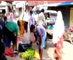 ৮ অগাস্ট লকডাউন : কোথায় লকডাউন? ক্যানিংয়ে মাস্ক ছাড়াই চলছে জমজমাট কেনাকাটা