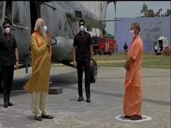 મોદીને આવકારવા યોગી કુંડાળામાં ઉભા રહ્યા, બીજાં કેટલા કુંડાળા બનાવાયા, મોદીએ દો ગજ દૂર રહી કર્યા નમસ્કાર