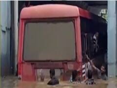 Rajkot: पानी से भरे अंडरपास में फंसी बस, JCB से खींच के निकाला 