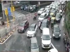 Delhi: झमाझम बारिश के बाद कई इलाकों में यातायात प्रभावित