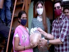 Karan Mehra distributes ration among needy