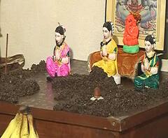 Hartalika Teej 2020 | कोरोनाच्या प्रादुर्भावामुळे पुण्यातील महिला-मुलींची घरातच हरतालिकेची पूजा