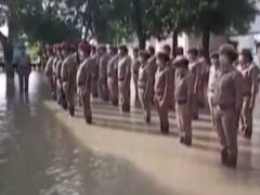 UP: बाढ़ और पानी के बीच जश्न ए आजदी