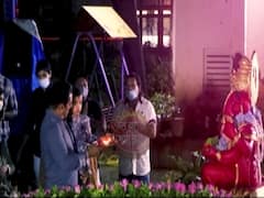 Salman Khan lends a hand to Ganesha visarjan at Arpita's home