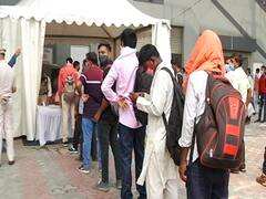 दिल्ली वापस लौट रहे प्रवासी मजदूरों का हो रहा बॉर्डर पर कोरोना टेस्ट 