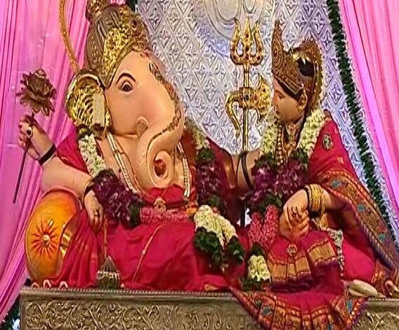 Pune Ganpati Aarti पुण्यातल्या मंडई गणेशोत्सव मंडळाची आरती,घरबसल्या घ्या बाप्पाचं दर्शन! बाप्पा माझा
