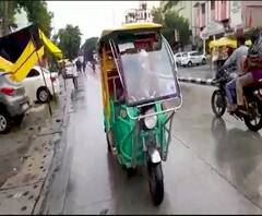 नागपुरात उलट्या दिशेने ई रिक्षा चालवत आंदोलन; केंद्र आणि राज्य सरकारच्या धोरणांचा निषेध