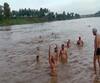 Sangli Rain | कृष्णा नदीच्या पाणी पातळीत वाढ; तरीही पोहणाऱ्यांचा उत्साह मात्र कायम