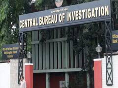Sushant Case: साढ़े पांच घंटे तक की जांच के बाद सुशांत के घर से निकली CBI की टीम