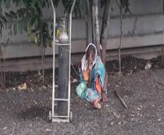 औरंगाबाद | 67 वर्ष वृद्ध महिलेला झाडाखाली ऑक्सिजन सिलिंडर,गरवारे कम्युनिटी सेंटरबाहेरचा फोटो व्हायरल